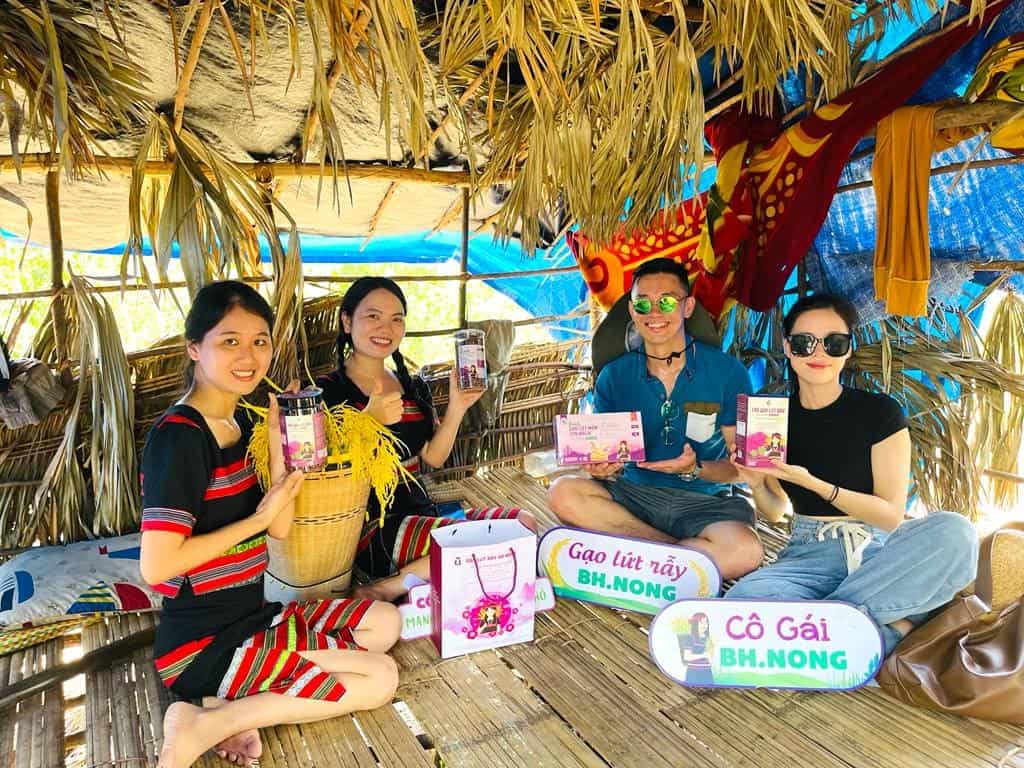 Chin Hing Chang with the Bh.Nong team at a red rice paddy